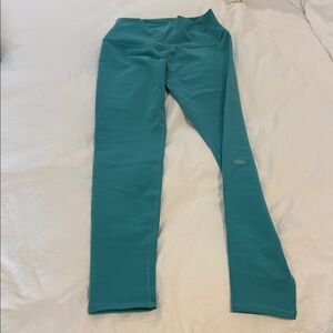 Alo airbrush leggings 28”
Size small
Ocean teal